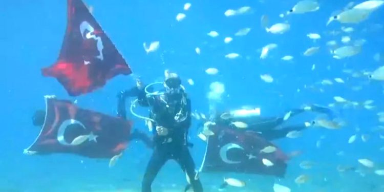 Dalgıçlar Atatürk’ü 5 Metre Derinlikte Atatürk Fotoğrafları Sergisi Açarak Andı