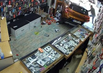 Park ederken mağazaya girdi, ortalığı savaş alanına çevirdi. VİDEO