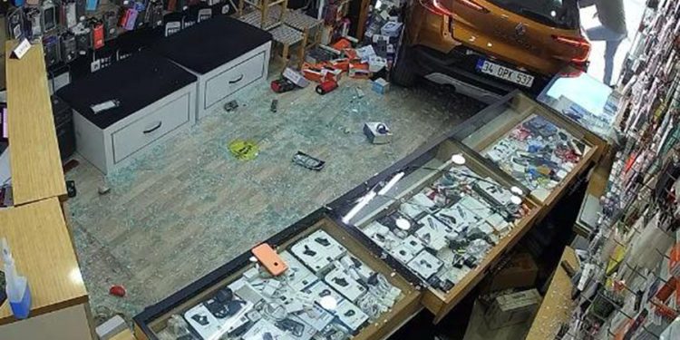 Park ederken mağazaya girdi, ortalığı savaş alanına çevirdi. VİDEO