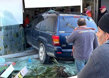 Yalıkavak’ta otomobil duvarı yıkıp işyerine girdi üç yaralı