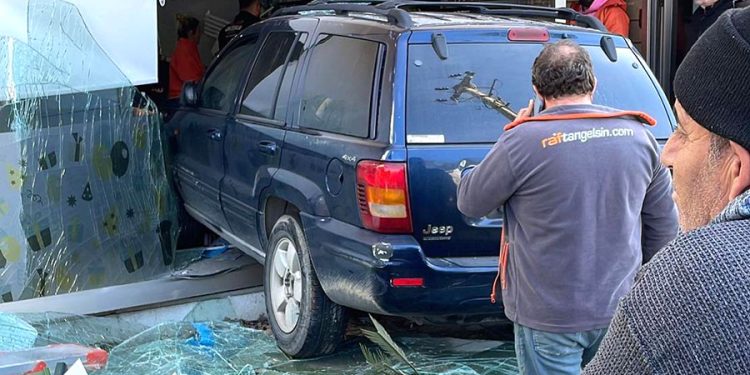 Yalıkavak’ta otomobil duvarı yıkıp işyerine girdi üç yaralı