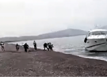 Turistik ada yol geçen hanına döndü, göçmenler lüks yat ile plaja böyle çıktı