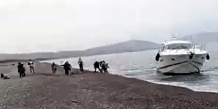 Turistik ada yol geçen hanına döndü, göçmenler lüks yat ile plaja böyle çıktı
