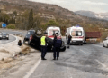 Takla atan otomobile yardıma giden ambulansa otomobil çarptı, 4 yaralı