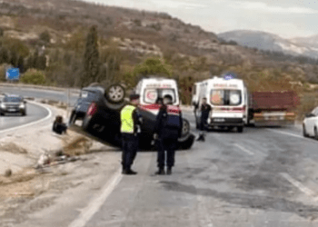 Takla atan otomobile yardıma giden ambulansa otomobil çarptı, 4 yaralı