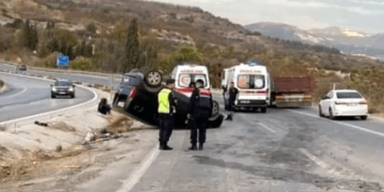 Takla atan otomobile yardıma giden ambulansa otomobil çarptı, 4 yaralı