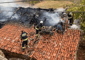Açık unutulan elektrik sobası evi yaktı