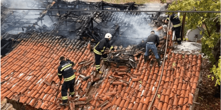 Açık unutulan elektrik sobası evi yaktı