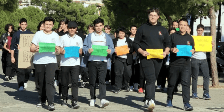 Bodrum’da Herşeye para var ama…. Geleceğin bilim insanları 20 bin dolar bulmak  için sokaklara  çıktı