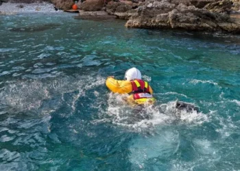 Denize düşen göçmen çocuk için arama kurtarma seferberliği başlatıldı