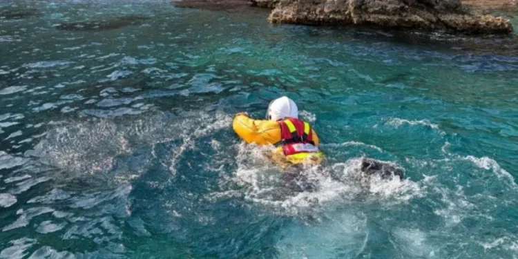 Denize düşen göçmen çocuk için arama kurtarma seferberliği başlatıldı