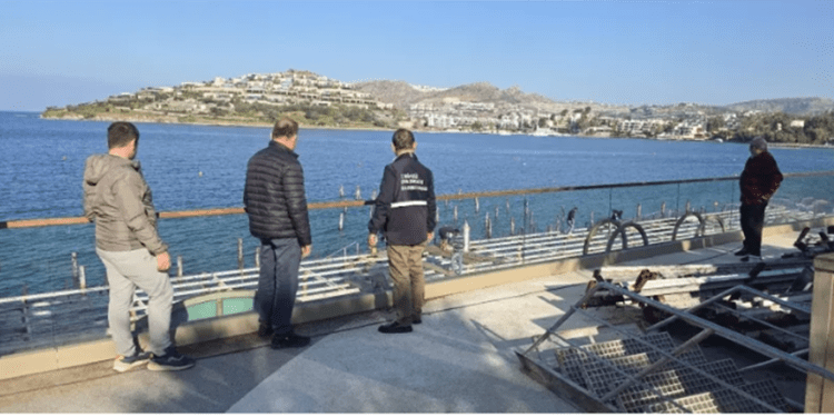 Bodrum’un turistik mahallelerinde kaçak iskeleler kaldırılıyor