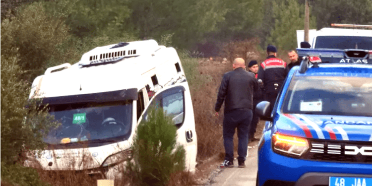 Güvercinlik’de yolcu minibüsü yoldan çıktı 10 yaralı