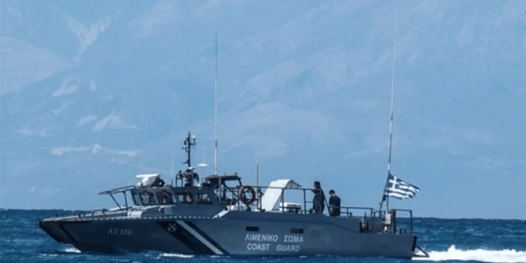 Çocuklarında bulunduğu göçmen teknesini ateş açarak durdurdular