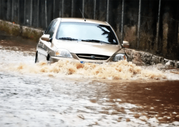 Bodrum’da sağanak yağış etkili oldu, yazlıklar su altında kaldı