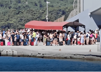 Türk turistlerin Ege’de akın ettiği ada Sisam oldu