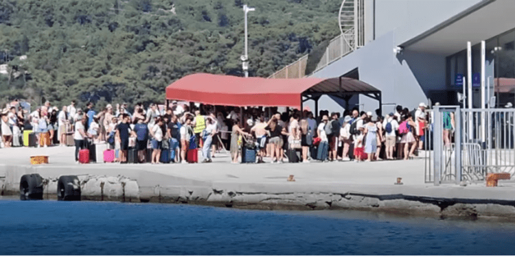 Türk turistlerin Ege’de akın ettiği ada Sisam oldu