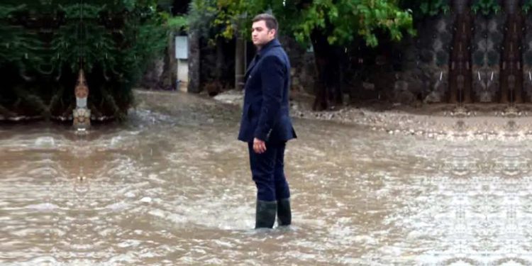 Bodrum’da Sokaklar göl oldu dereler taştı, Mandalinci çizmeleri giydi derelere daldı