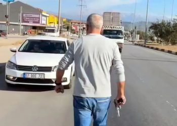 Yol tartışmasında arabasından inip silah çekti