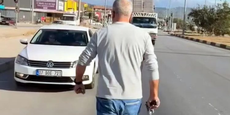 Yol tartışmasında arabasından inip silah çekti