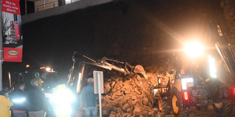 Bodrum’da sağanak yağış felakete yol açıyordu, heyelan oldu otomobil toprak altında kaldı