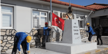 Okul ve meydanlara 248 Atatürk büstü yerleştirildi
