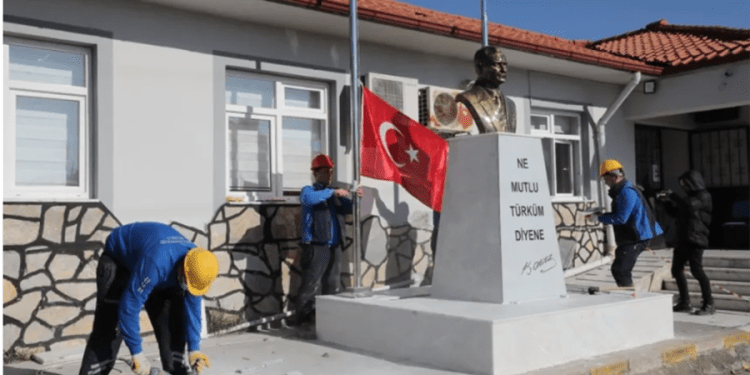 Okul ve meydanlara 248 Atatürk büstü yerleştirildi
