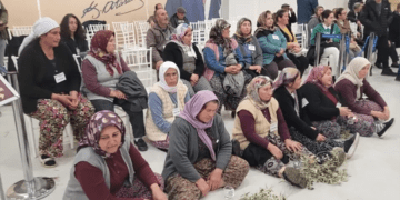 Çimento fabrikasına köylülerden mecliste zeytin dallı eylem