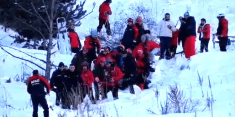 Çığ düştü: 1 sporcu hayatını kaybetti