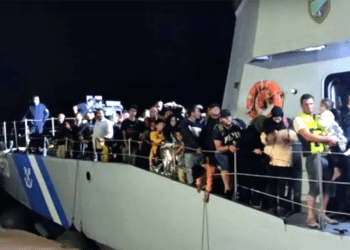 Bodrum’dan aldıkları göçmenleri Ege’nin ortasındaki kayalıklarda ölüme terk ettiler