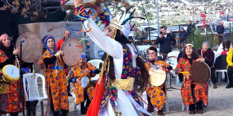 Gündoğan’da çok renkli Nar Tugan Şenliği