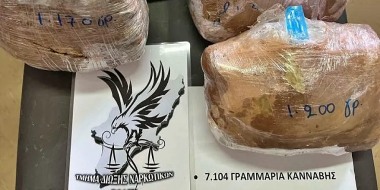 Yat kaptanı Türkiye’ye 7 kilo esrar getirmek üzereyken limanda yakalandı