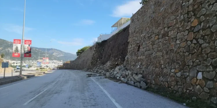 Ortakent – Turgutreis yolu açılmadı belediyeye tepki yağdı