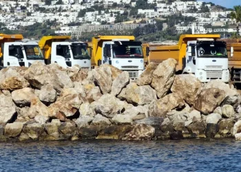 SON DAKİKA…Sahil güvenlik limanı inşaatına kamyonların geçişi durduruldu