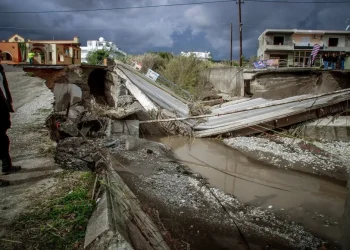 Turistik adayı Bora vurdu, tarihi yıkıma yol açtı