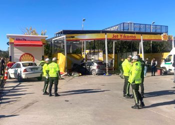 Benzin istasyonuna araba ile daldı ortalık savaş alanına döndü 1 ölü