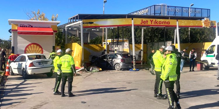 Benzin istasyonuna araba ile daldı ortalık savaş alanına döndü 1 ölü