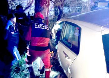 Bahçeye devrilen araçta 3 kişi yaralandı