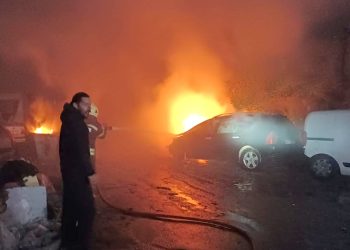 Bodrum’da ağaca düşen yıldırım iki otomobili yaktı