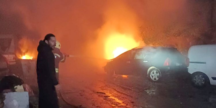 Bodrum’da ağaca düşen yıldırım iki otomobili yaktı