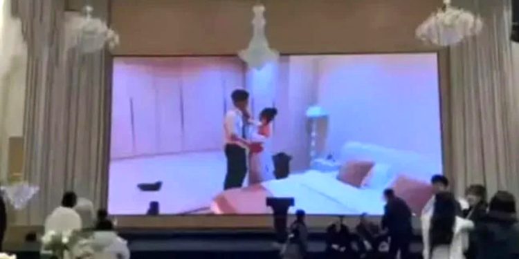 Düğünde bütün salonun önünde gelini ifşa etti