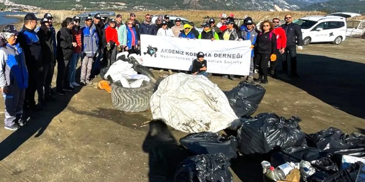 Sulak alanı çöplüğe çevirmişler 10 ton atık toplandı