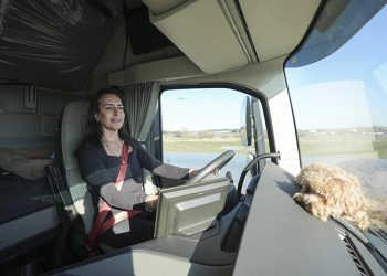 54 yaşındaki Vildan Özdemir 14 yıllık mesleğini bıraktı, tır şoförü oldu