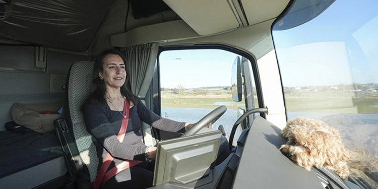 54 yaşındaki Vildan Özdemir 14 yıllık mesleğini bıraktı, tır şoförü oldu