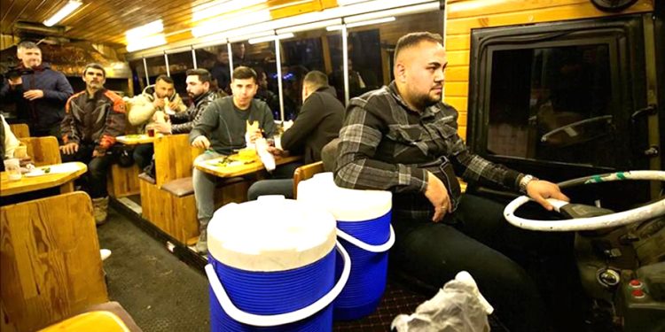 Mobil kebapçı açıldı: Hem yediriyor hem gezdiriyor