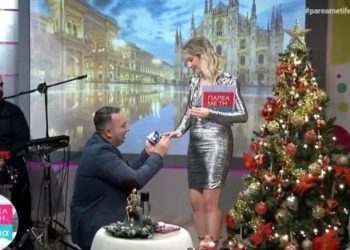 Sunucu canlı yayında evlenme teklifi aldı