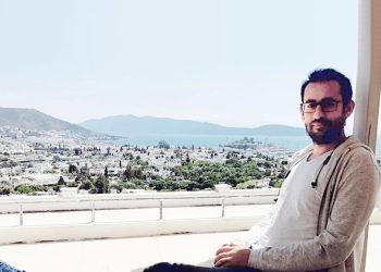 Pencereden bakıyordu. Kafasında iki gün yorgun mermi ile yaşadı