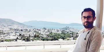 Pencereden bakıyordu. Kafasında iki gün yorgun mermi ile yaşadı