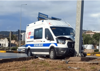 Ortakent kavşağında  ambulans ile otomobil çarpıştı