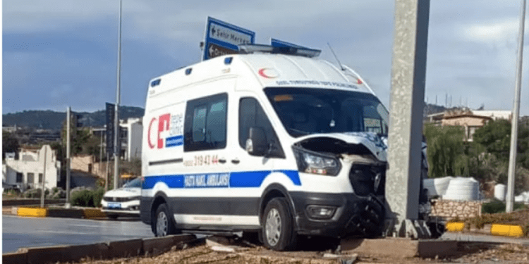 Ortakent kavşağında ambulans ile otomobil çarpıştı